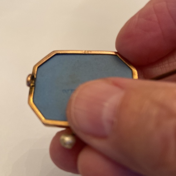 Wedgewood Blue & 9k gold brooch with small freshwater pearl. 3 cherubs & lions. - Picture 5 of 10